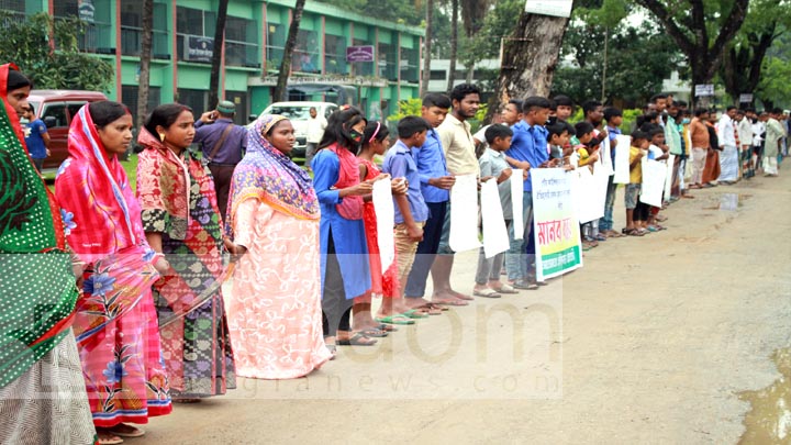 ফুলবাড়ীতে খেলার মাঠ দখলের প্রতিবাদে এলাকাবাসীর মানববন্ধন ও বিক্ষোভ।